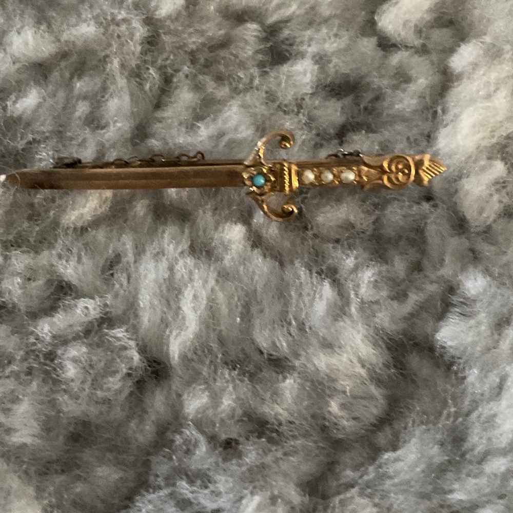 Antique Gold filled brooch with tiny seed pearls and turquoise stone. 💞